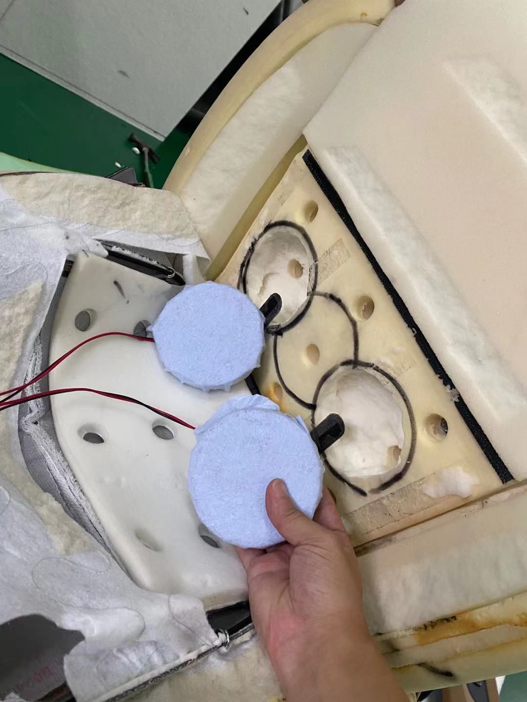 拆機(jī)后我們在座椅的A面加裝了體驗音樂核心律動部件，換能器。