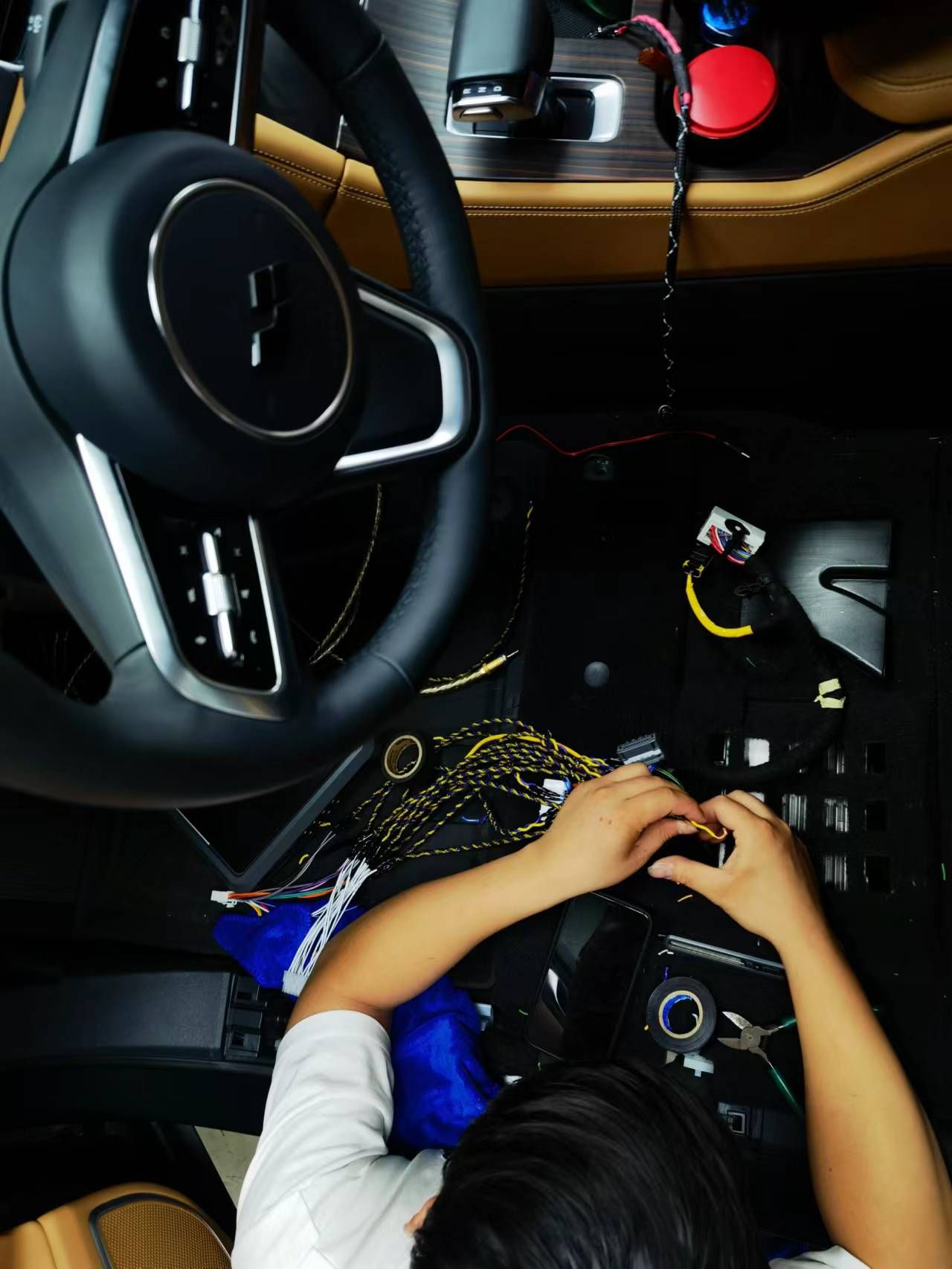 預(yù)裝完換能器我們在車機(jī)功放中，接出一段全屏信號，將信號給副駕座椅。